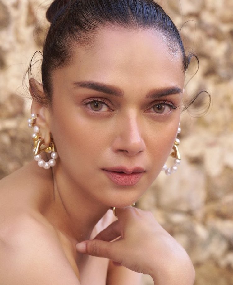 hourly bollywood tweet media
