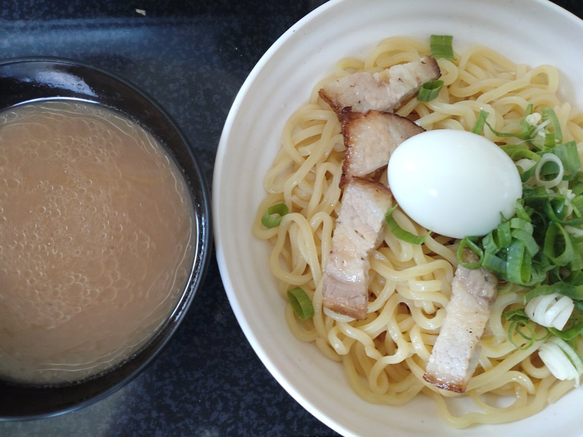 今日は、おうちつけ麺。
NISSINつけ麺の達人、濃厚魚介醤油。

チャーシューがなくなったので、また作らないと。