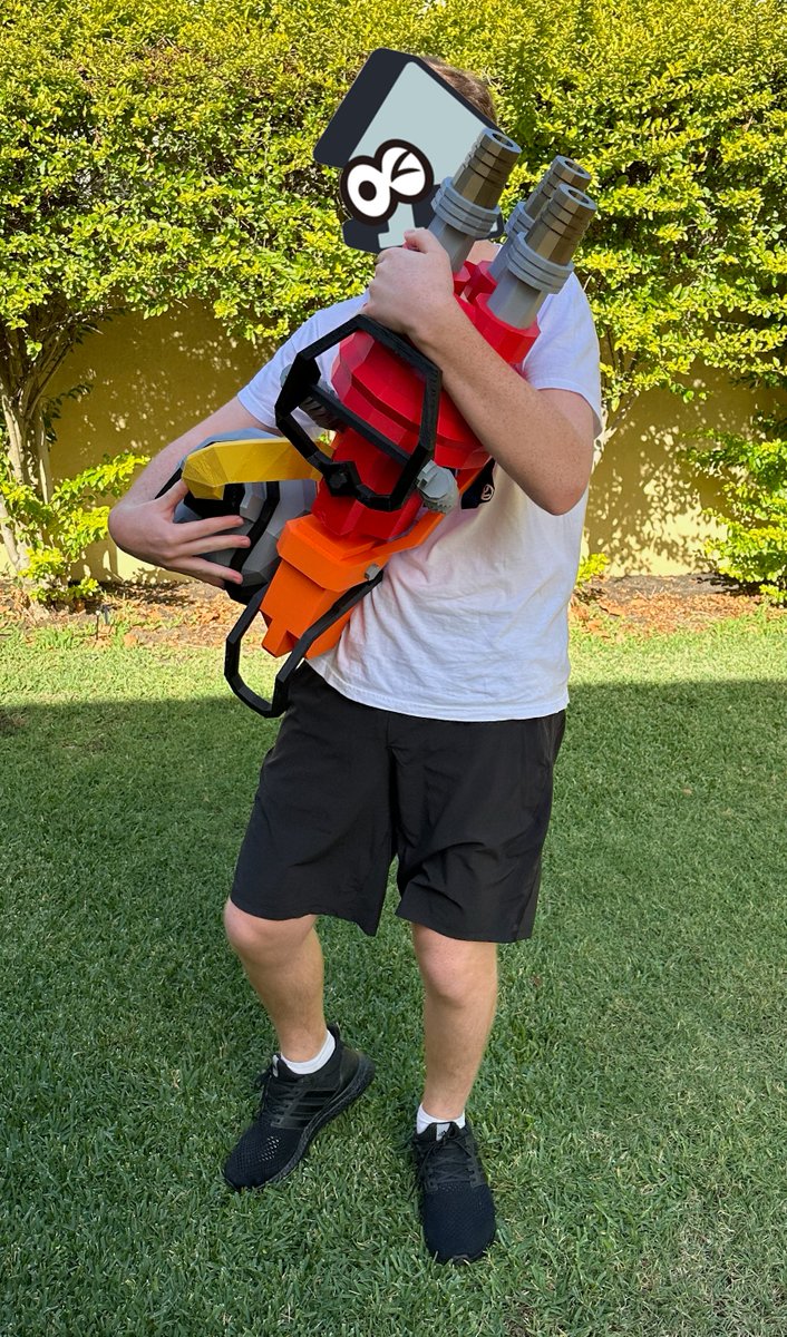 After two months in the making... THE HYDRA SPLATLING IS FINALLY COMPLETE!! 🥳🥳🥳
This is easily my favourite prop now, and it's JUST heavy enough to really feel like a splatling too! If I go to any conventions, I am FOR SURE bringing this along with me!

(splatling hug attempt)