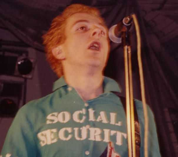 25/05/1976. Joe Strummer assiste ad un concerto dei Sex Pistols. È la scintilla che porta il giovane musicista inglese a formare una sua band, i The Clash: nel bene e nel male, la band fondamentale dell'intero movimento Punk inglese, dal 1977 al 1985. #JoeStrummer