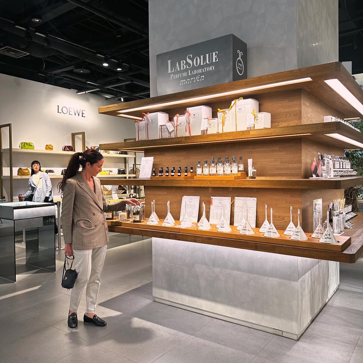 SabonLover's tweet photo. LabSolue創設者Ambra MartoneさんはLabSolueのEstnation 六本木ヒルズ店舗の常設コーナーを見に来ていただきました!!#labsolue #ラブソルー #香水 #香水好き #六本木ヒルズ https://t.co/59OuIjdXmN