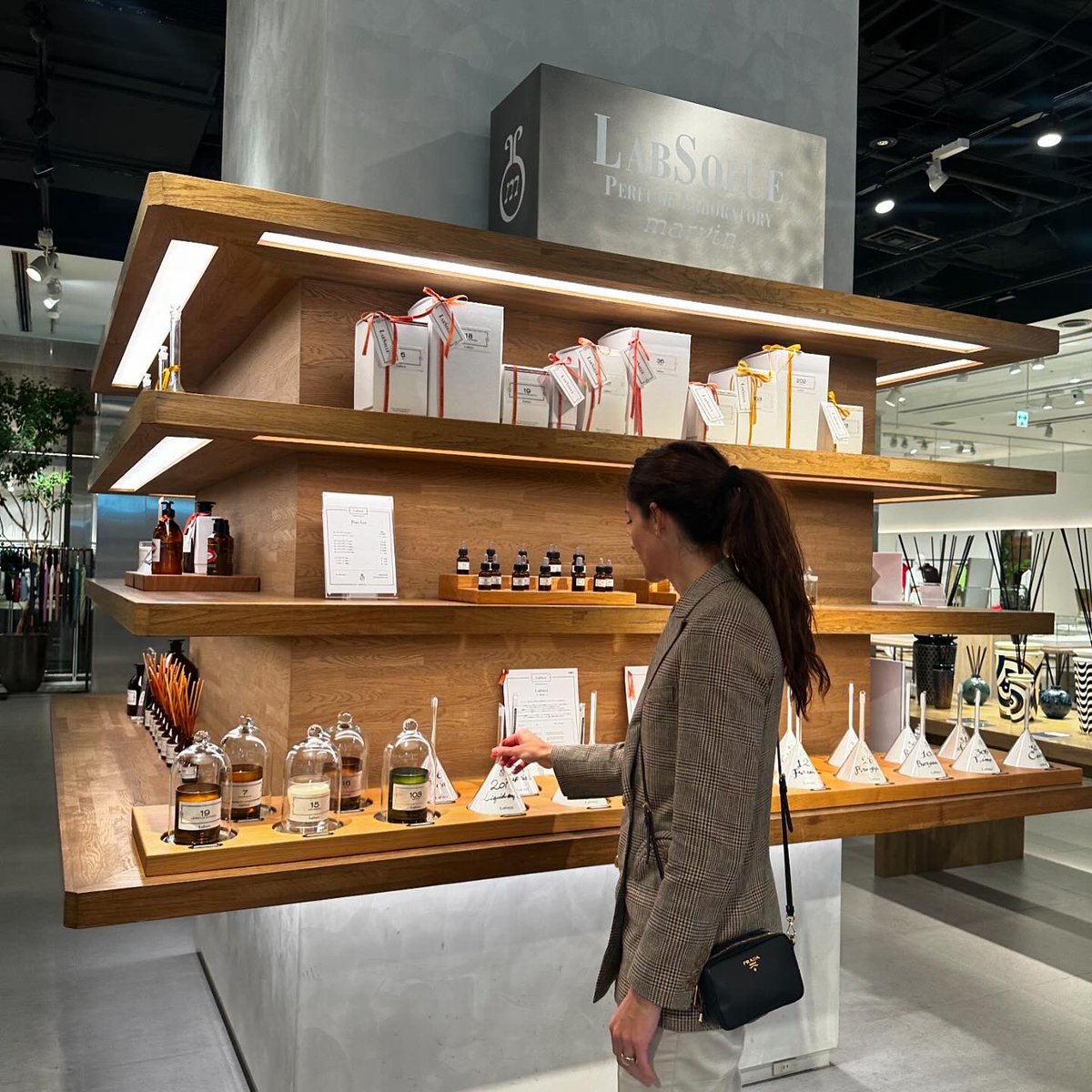 SabonLover's tweet photo. LabSolue創設者Ambra MartoneさんはLabSolueのEstnation 六本木ヒルズ店舗の常設コーナーを見に来ていただきました!!#labsolue #ラブソルー #香水 #香水好き #六本木ヒルズ https://t.co/59OuIjdXmN