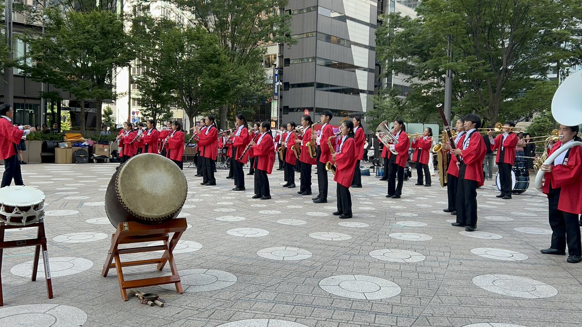 イベントのため東京ミッドタウン日比谷に来たら、正面広場でマーチングやってました。

ユーフォ熱が高まっているところに、生演奏は良かった。