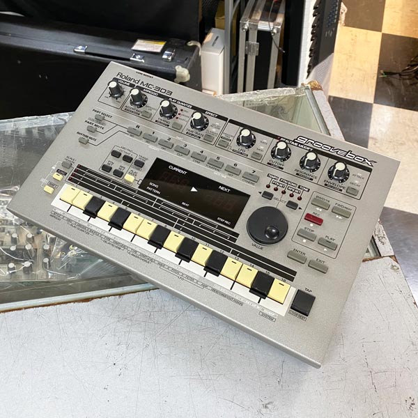 Roland MC-303 グルーヴボックス 焦げ臭く Roland MC-303 グルーヴボックス 焦げ臭く
