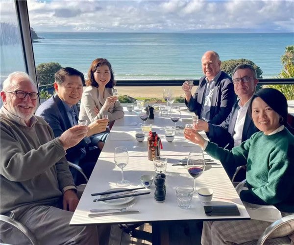 Former New Zealand ambassador to China Carl Worker defends the bully (China) and blames the victim (Taiwan)… Carl Worker, John McKinnon (another former ambassador to China) and Alistair Crozie (former Consul General in Chengdu) hosted a luncheon with 🇨🇳 CCP-linked “think tank”