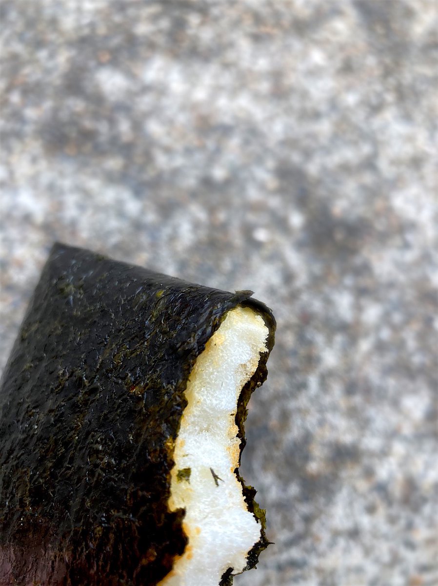 #もち吉 #水の日　@mochidangomura さんがおやつポストであげてたから　御海苔巻きわさび　いつも醤油を食べてるんだけどわさびがあると知ってさっそく購入
塩🧂！ベースが塩！🧂
これはわさびがひきたちますぞ！✨

天城湯ヶ島のわさび丼好き　浄蓮の滝のわさびソフトクリーム好き　なみだ巻き大好き