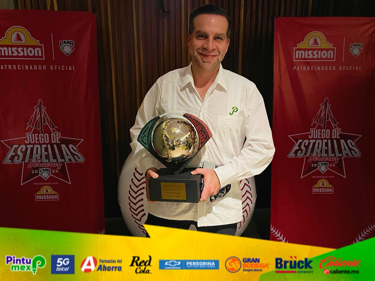 Pericos_Oficial's tweet photo. Felicitamos al licenciado Ignacio Trigueros Tirado, Presidente Ejecutivo del Club de Beisbol Pericos de Puebla por su premio como Ejecutivo del Año 2023 en la gala de @LigaMexBeis ⚾️
¡Muchas felicidades! 🤩
#CaminoAlBi ✌🏼 https://t.co/QMYEzDig03