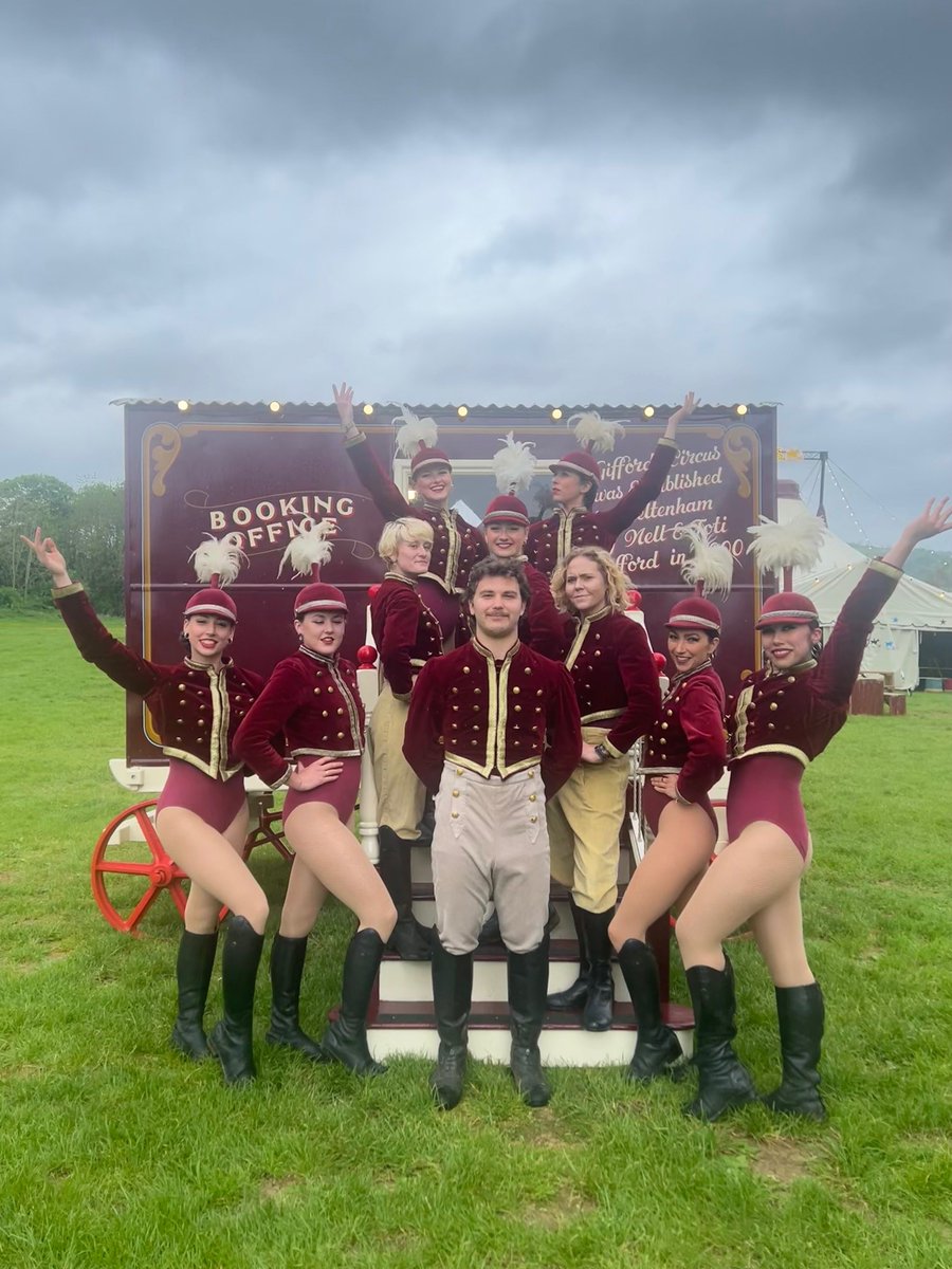Introducing our amazing Front of House team. They are ready to greet you on your arrival at Giffords Circus, make you delicious popcorn and candy floss and show you in to the tent. They are the most lovely and hard working team 🦾
#giffordscircus