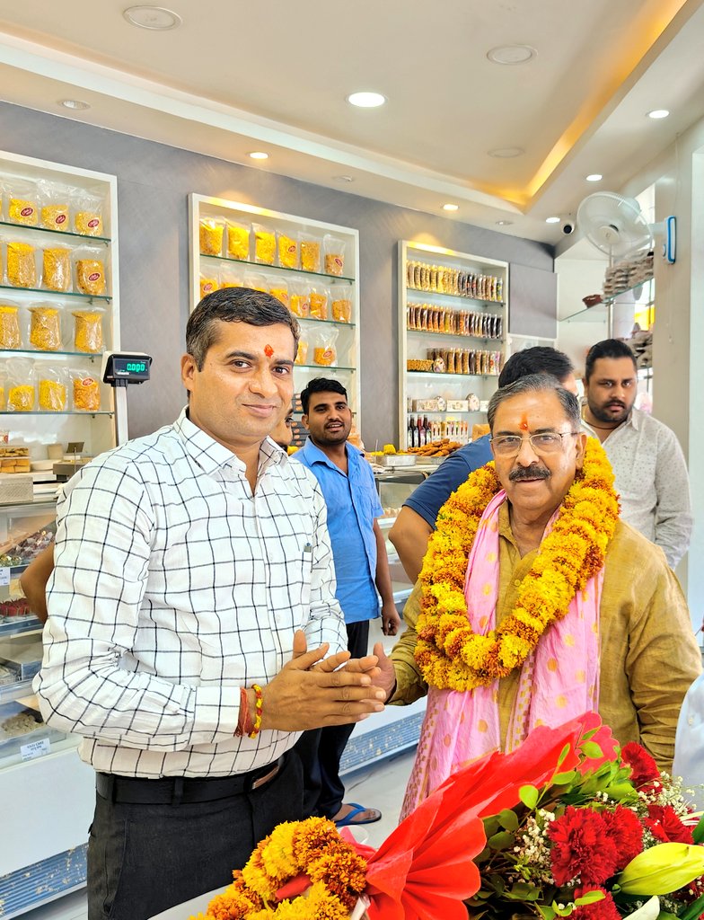 onkarsingh32's tweet photo. भाजपा राजस्थान के पूर्व प्रदेश अध्यक्ष एवं पूर्व कैबिनेट मंत्री राजस्थान सरकार आदरणीय श्री अरुण चतुर्वेदी जी को जन्मदिन की हार्दिक बधाई एवं अनंत अगणित शुभकामनाएं ! मां भारती से यही कामना करते हैं कि आप राष्ट्रहित में निरंतर देश की सेवा इसी तरीके से करते रहे। @chaturvediarun1 https://t.co/FlaszKJger