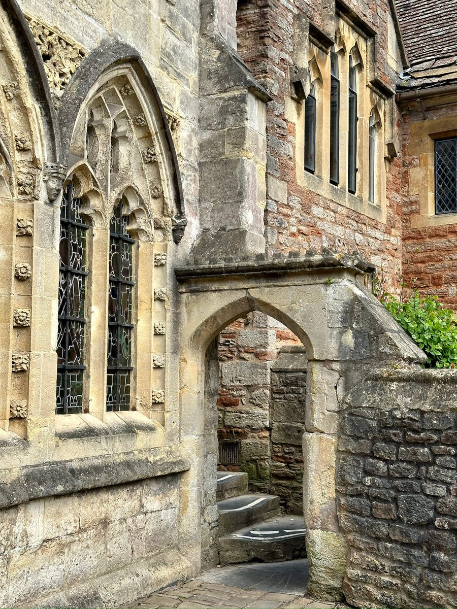 Perhaps one of the most attractive entrances to a ginnel (with a sea of steps all of its own) is this lovely little arched portal at the top of Vicars' Close in Wells. #thread