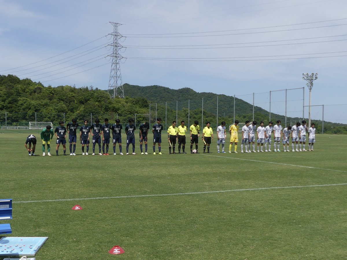 前半終了、徳島ヴォルティスユース3-0FC今治U-18。前半はヴォルティスが優位に試合を進め、15分にMF6大和のCKにDF22宮村が合わせて先制すると22分にもCKからFW13長村のパスを受けたMF9宮川が決め、27分にもCKから MF7大坂のクロスにMF3藤原が合わせて3点目。その後は今治も反撃するが無得点で折り返し