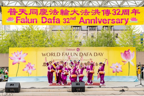 #Canada : Des Chinois encouragés à démissionner du PCC lors des célébrations de la Journée mondiale du Falun Dafa à Toronto (3e partie) #Tuidang #WorldFalunDafaDay #May13 fr.minghui.org/html/articles/…