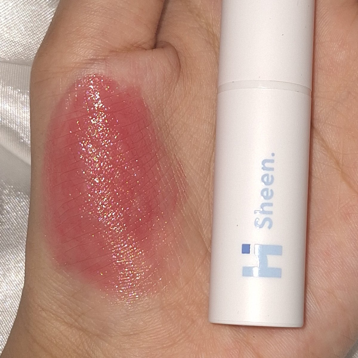 malaeveeci's tweet image. the shade is so pretty omgg &amp;lt;3

tinted lip balm pigmented, feels so smooth and hydrating.