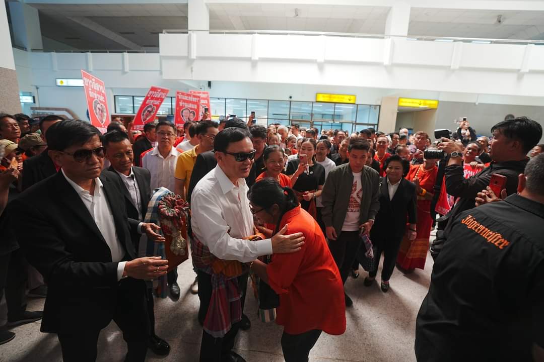 A large crowd of supporters greeted ex-convict-cum-ex-premier #Thaksin at Nakhon Ratchasima Airport today. He arrived with his daughter & PTP leader Paetongtarn to attend the cremation ceremony of Wichai Changlek, AKA 'Uncle Pok,' his close personal driver. #korat #Thailand