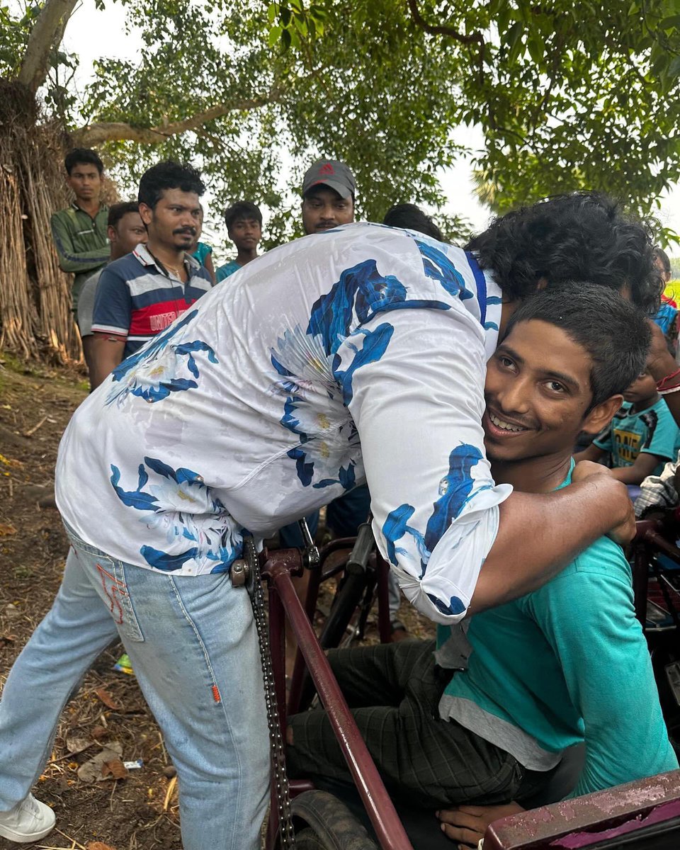 আজকে আপনাদের ভালোবাসা উজাড় করে দেওয়ার দিন। আসুন নিজের ভোট টা নিজে দিন।