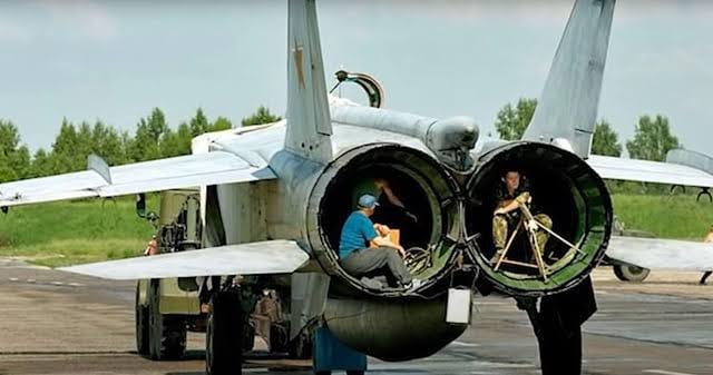 Günaydın.

Mig-25 ('Foxbat') / Mig-25P

Mig OKB tasarın bürosu tarafından geliştirilen uçak av/önleme ve keşif görevlerini yapabilecek şekilde tasarlanmıştı.

Özellikle Amerikan SR-71 gibi yüksek hızlı keşif uçaklarını durdurmak için geliştirilen uçak, yüksek hızda ısınan gövde