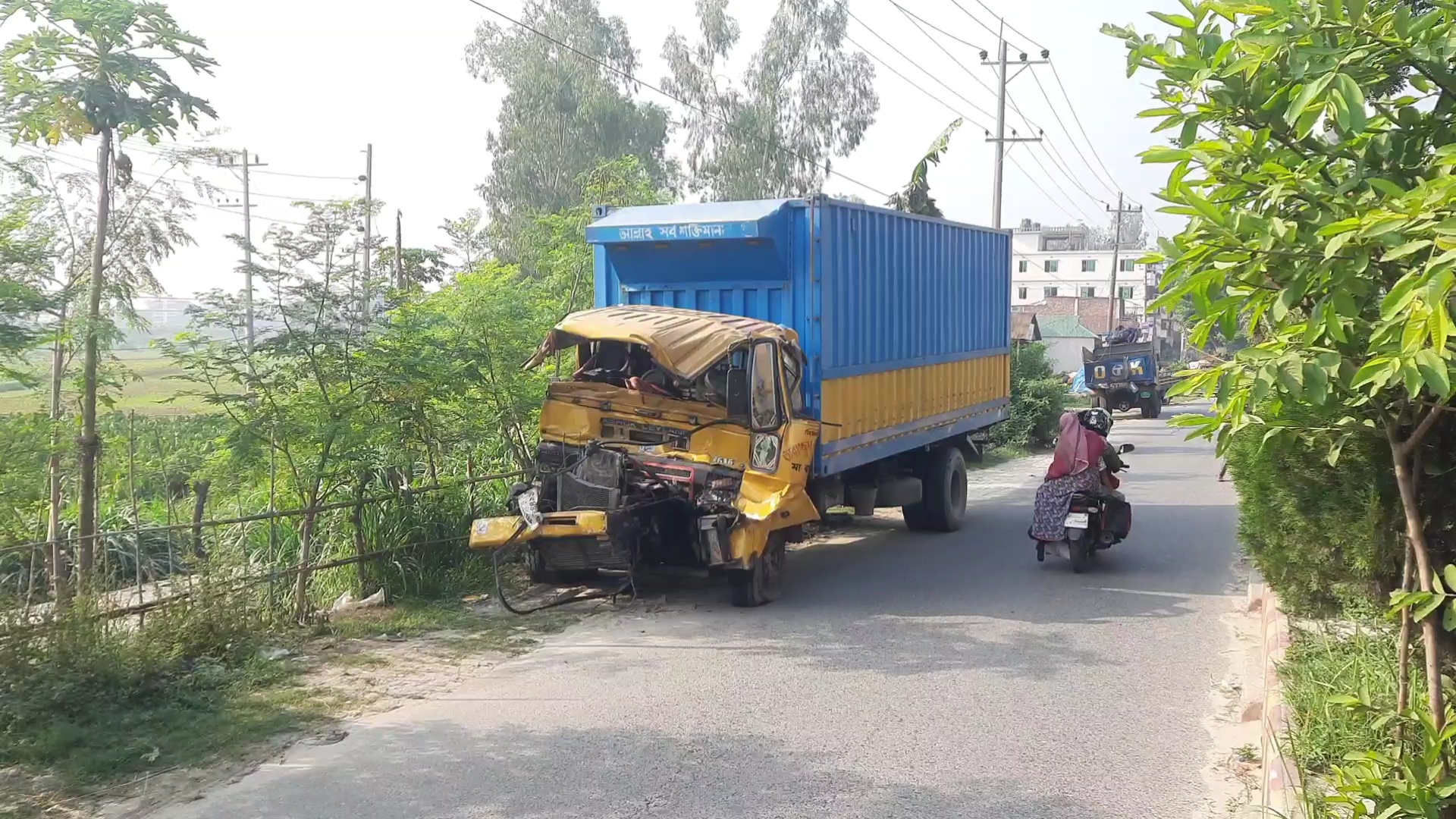 কালিহাতীতে লরির পেছনে কাভার্ড ভ্যানের ধাক্কায় চালক ও হেলপার নিহত