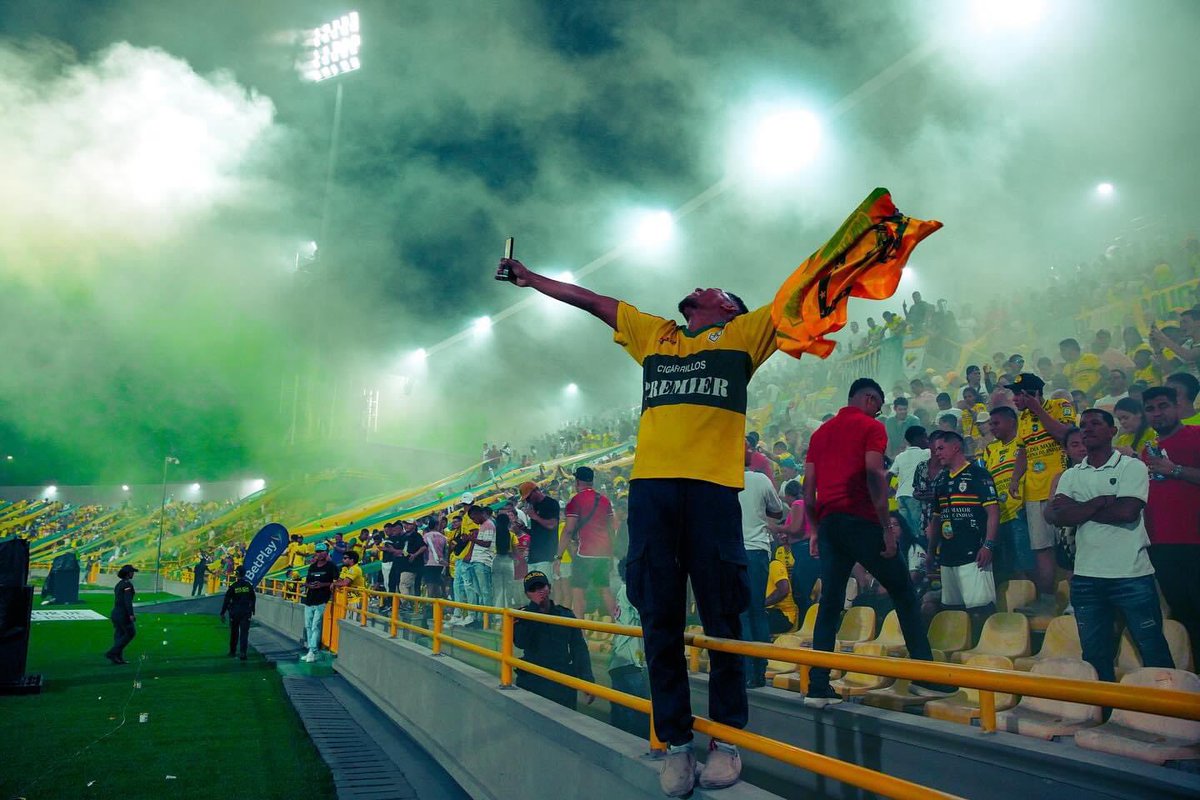 acpmdeportes's tweet photo. He estado en muchísimos partidos: finales de Libertadores, finales de fútbol colombiano, partidos de Eliminatorias Mundialistas, hasta una final de un Mundial sub-20, y puedo decir que la salida de Real Cartagena hoy, está en el top 3 de las mejores que he visto. BRUTAL https://t.co/co0YC0Iqkh