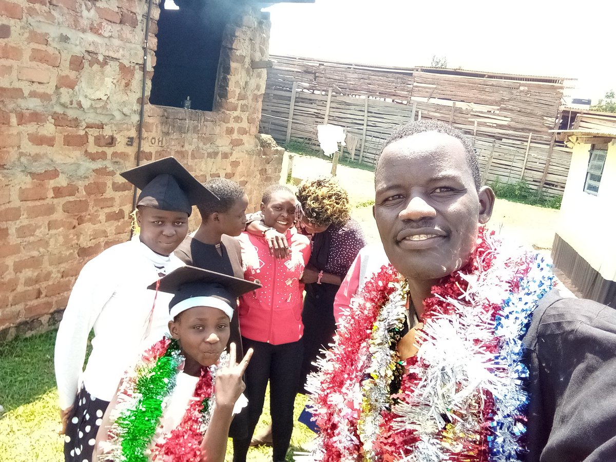 ERUKONJnr's tweet photo. The graduation feeling.  Huku nje nothing like degrees. Ni hustle tu. 💪 https://t.co/ySO7ZTdKTn