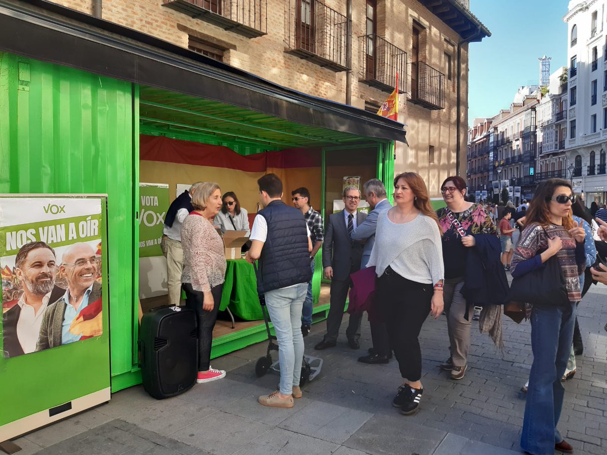 🟢 Magnífica acogida de nuestro mensaje en el primer día de campaña. 🇪🇺🇪🇦 🟢 Valladolid está con Vox, está con la Europa que defiende sus naciones por encima de los intereses de la casta política de Bruselas de la coalición de populares y socialistas. 🇪🇺🇪🇦 🟢 NOS VAN A OÍR !🇪🇺🇪🇦