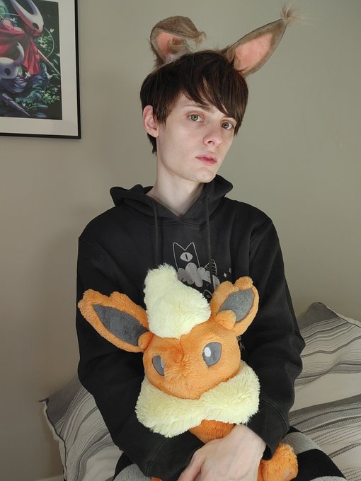 I'm an evil bunny 🐇 I shall trap you into an eternal hug 💚  There would be no escape >:3 https://t.c