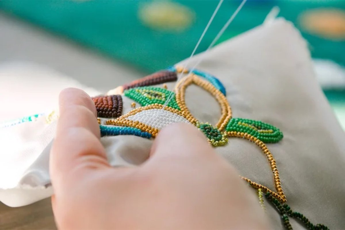 “I hope the message cycles down to the younger generations ... and they can feel that they have a place here, too.” Read more about the Indigenous beaded stole to be introduced at U of T’s spring convocation ceremonies 💙 bit.ly/4bCz9mj #UofTGrad24