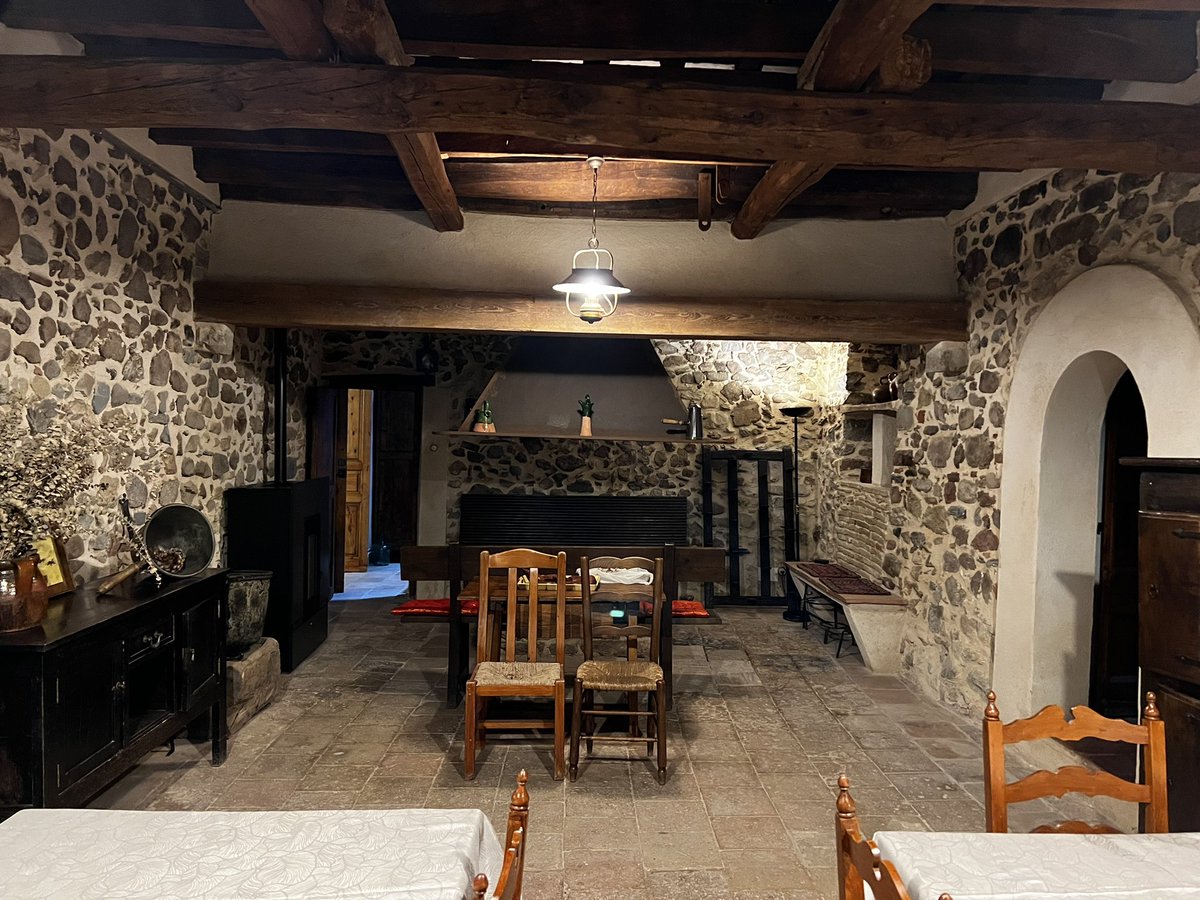La Garrigaの宿泊は、なんと13世紀(1282年)に建てられた大きな一軒家「Antic Can Poi」を貸切り！おしゃれ過ぎぎる。。
anticcanpoi.com
#lagarriga #anticcanpoi #おしゃれな一軒家