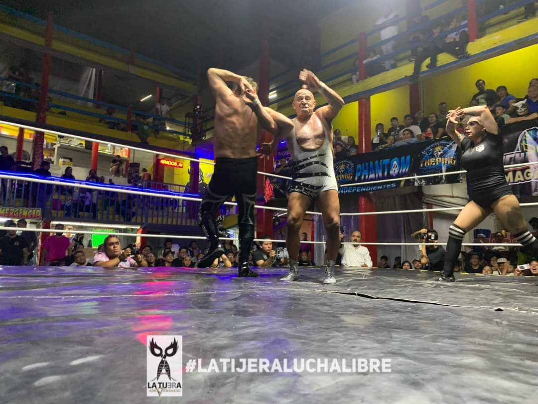 LaTijeraLucha's tweet photo. Espectacular cierre de función en donde la sapiencia y filigrana del #NegroNavarro, fue determinante para dar el triunfo a sus vástagos del #NegocioTraumado, #TraumaI y #TraumaII, venciendo en trepidante encuentro a #LosDinamita, #Sansón, #Forastero y el padre de... https://t.co/KrfNr6khXW