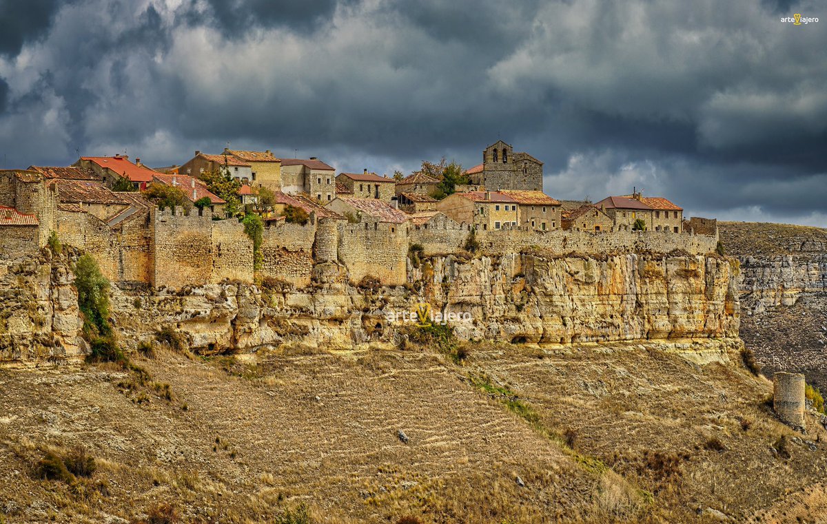 Hoy os presento 4 espectaculares pueblos de la provincia de Soria 🖍️🗒️: 1⃣San Esteban de Gormaz 2⃣Berlanga de Duero 3⃣Atauta 4⃣Rello ¿Cuál te gusta más?😍