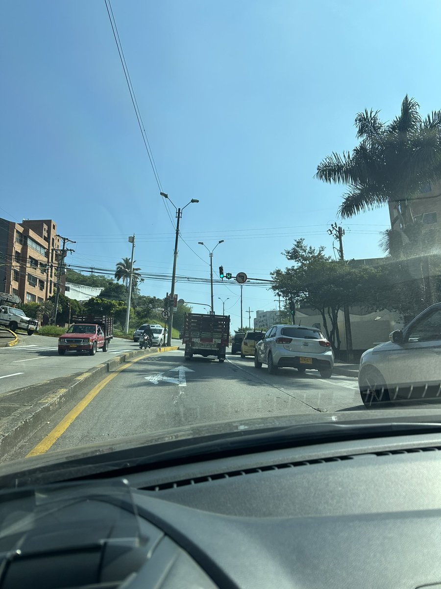 Mariaduque25's tweet photo. No entiendo que pretenden señores @MovilidadCali !!! Cuantas personas afectadas??  Enfóquense en la seguridad de cali porque de movilidad no tienen NADA! @alejoeder mayor incide de accidentes!Que de por sí es una vía que no respetan, ahora si que menos lo harán! @AlcaldiaDeCali https://t.co/i0ESIX7Uj8