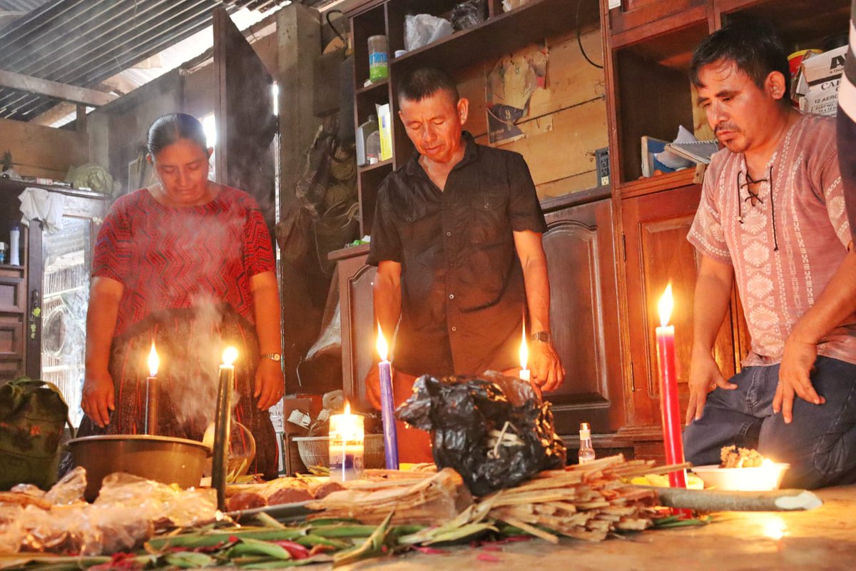 PrensaComunitar's tweet photo. #ElEstor 🎣Gremial de Pescadores artesanales y consejo de autoridades ancestrales conmemoran siete años del asesinato de Carlos Maaz
Maaz fue recordado con una ceremonia maya. En mayo del 2017, fue asesinado durante el desalojo de una manifestación pacífica en la que participaba junto a otros pescadores que exigían a una empresa minera rusa explicaciones sobre la mancha roja que apareció en el lago de Izabal.
📸 Juan Bautista