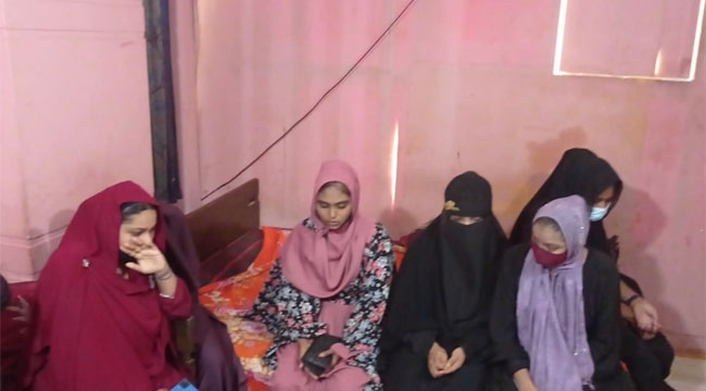 আবাসিক হোটেলে অভিযান চালিয়ে ১০ জন নারীসহ ১৬ জনকে আটক