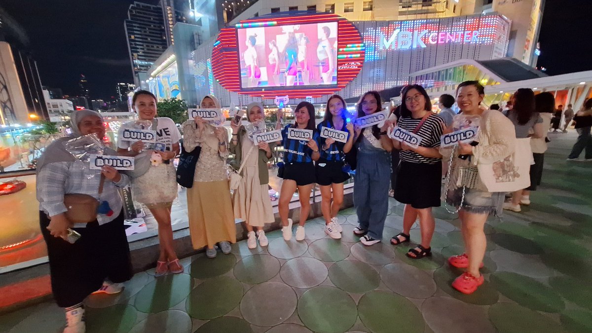 BibleBuildPH's tweet photo. Photos with lovely Bubbles & Beyourluves who have traveled from different countries all the way to Bangkok for our one & only Biu π₯Ήπ«Άπ«§π¦ See you all again tomorrow!
#Biu30thBirthdayProjects
#TimeToLuveForBuild
#BUILDLETSGROWTHREEGETHER
#BuildJakapan @JakeB4rever https://t.co/ubeJqew2VN