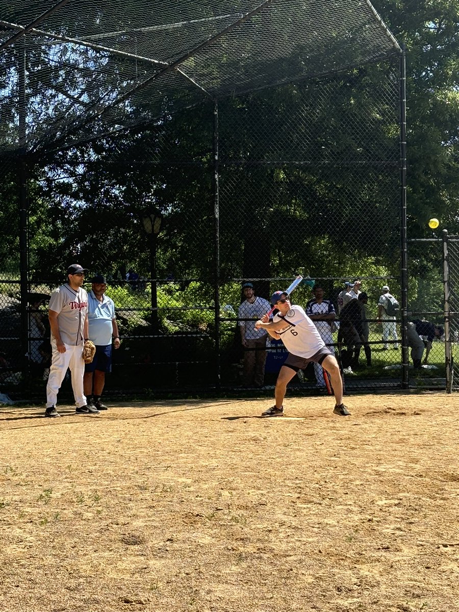 Great games with our friends from @UVAneurosurg and @UofTNeuroSurge ! Perfect day in #CentralPark! #NeuroSoftballTourney