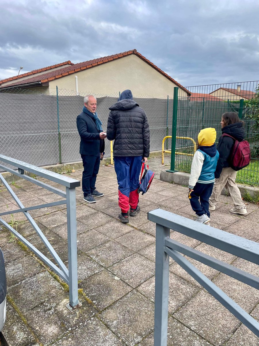 pspuydedome's tweet photo. Parvis des écoles, marché… Les militants de #CournondAuvergne pleinement mobilisés autour de @rglucks1 🚀 https://t.co/LsEY0pFHlq