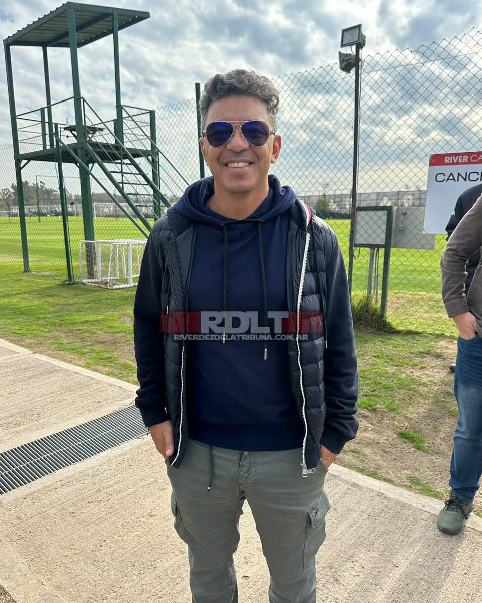 🚨 AHORA

Marcelo Gallardo presente en el River Camp, viendo las juveniles del Millonario,  donde en la 5ta juega Santino, uno de sus hijos. 

📸 <a href="/RiverDLTribuna/">River desde la tribuna</a> 

#MarceloGallardo #Gallardo #River #Riverplate  #Inferiores #Juveniles #Futbol #FutboFormativo