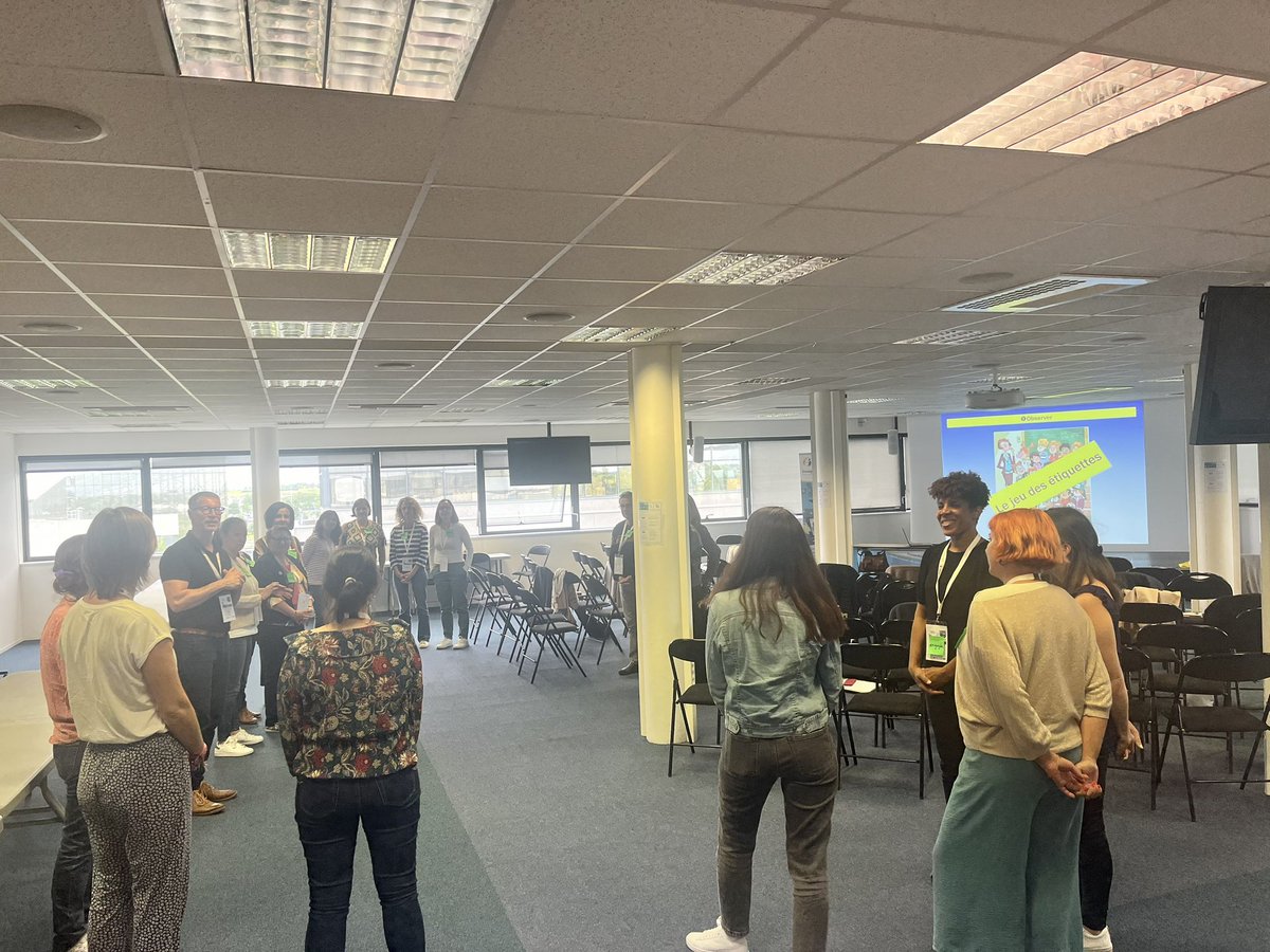 Un atelier très intéressant cet après-midi proposé par Vincent Paré  qui portait sur la dimension des #relations #humaines entre les différents acteurs de l’école. 

P-A-S-S-I-O-N-N-A-N-T ! 🙏

#eTwinFR <a href="/eTwinningFrance/">eTwinning France</a> <a href="/annelavigne5/">anne lavigne</a>