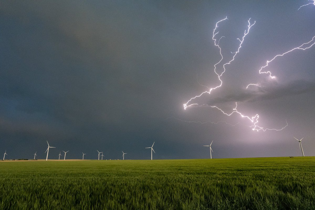 Electric sunset skies over the wind farms north of Genoa, CO on 5/31/24

#cowx