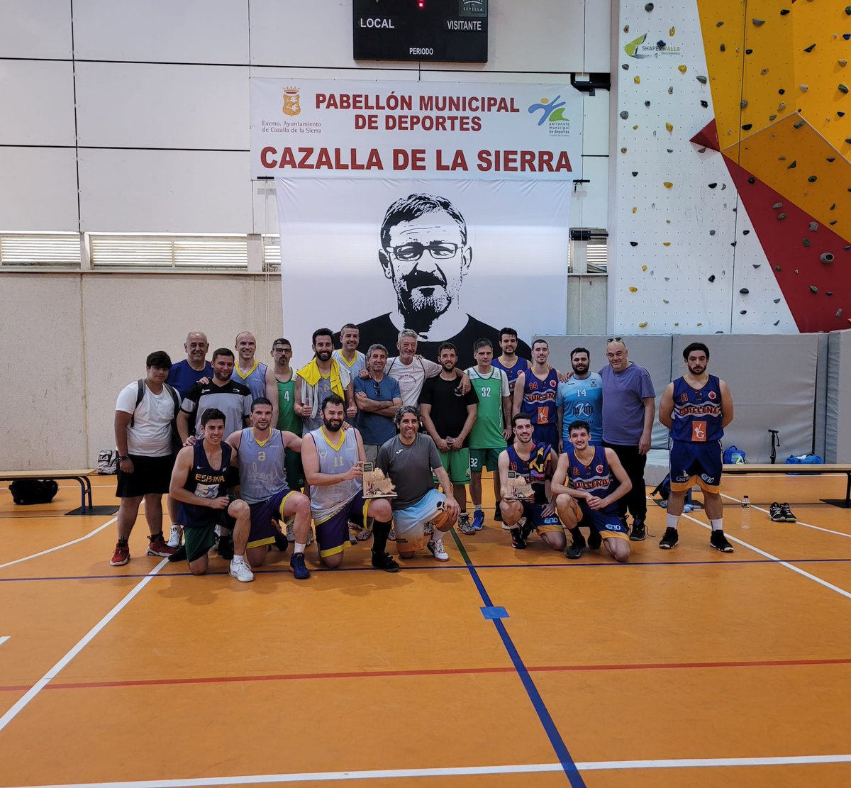 10CarlosAlvarez's tweet photo. Campeones del Torneo Diputación de Sevilla que se ha organizado en Cazalla de la Sierra.
Victoria ante Cazalla y Guillena para poner fin a una temporada muy exigente.
#GoSplit 🏀🔥 https://t.co/hlp4s18xaI
