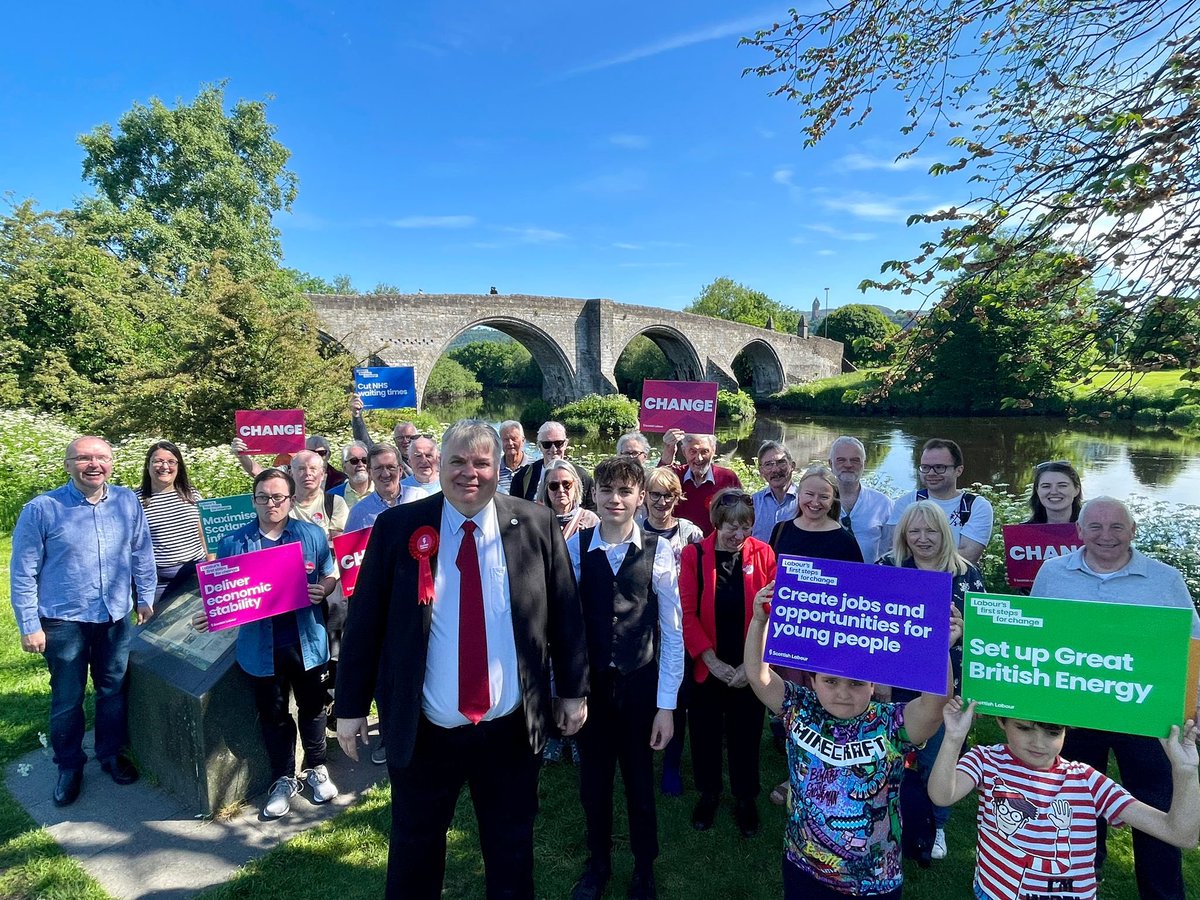 LabourStirling's tweet photo. It was a proper Stirling and Strathallan campaign launch 🚀 today at Stirling Bridge ✅ with ☀️😎 great views of the Wallace Monument 🙌  Stirling Castle 🙌 bagpipes 🏴󠁧󠁢󠁳󠁣󠁴󠁿 then out campaigning in Raploch, Cornton &amp; Torbrex!

In 3️⃣3️⃣ days vote Labour 🔴 for change!

#ThisTimeLabour🚩 https://t.co/OVDFyuBUWy