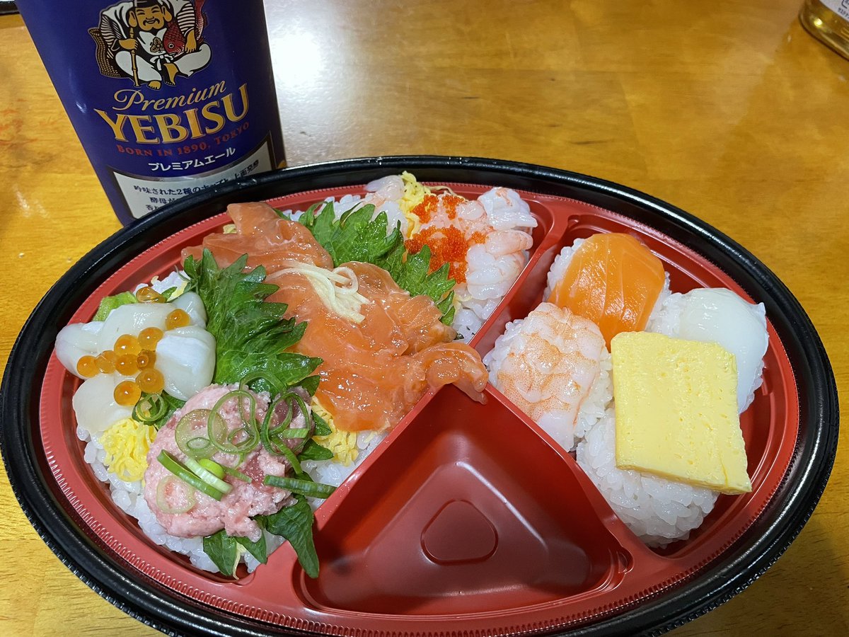#晩酌　スーパーの海鮮丼と手毬寿司　起きてるみなさんかんぱ〜い🍻🤗