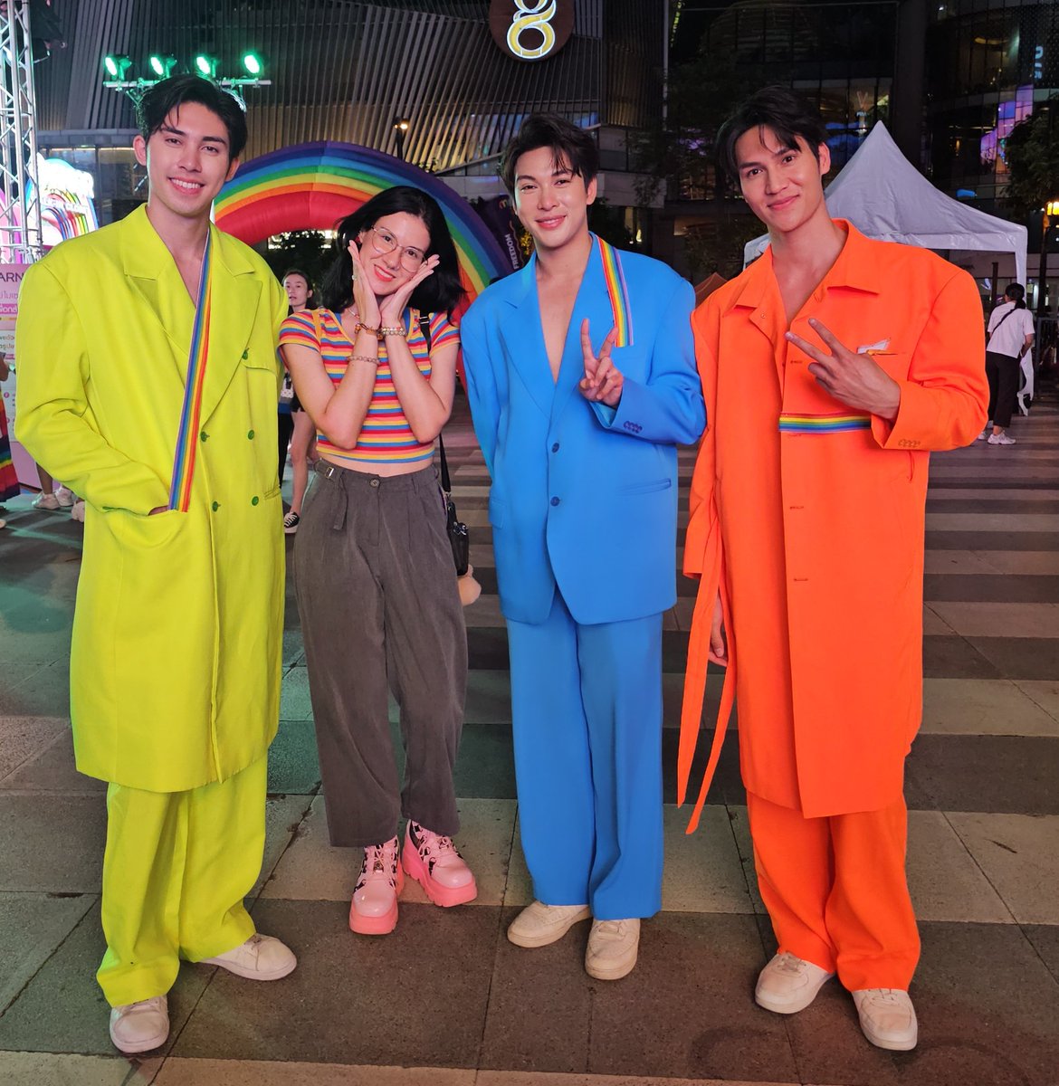amandamaia____'s tweet photo. Agora sim as fotos bonitas, uns fofos ♥️ #FrameRyan #Ryanpanya #FrameRitchanon 
#Twinstheseries #bangkokpride https://t.co/WJxH7qPFK8