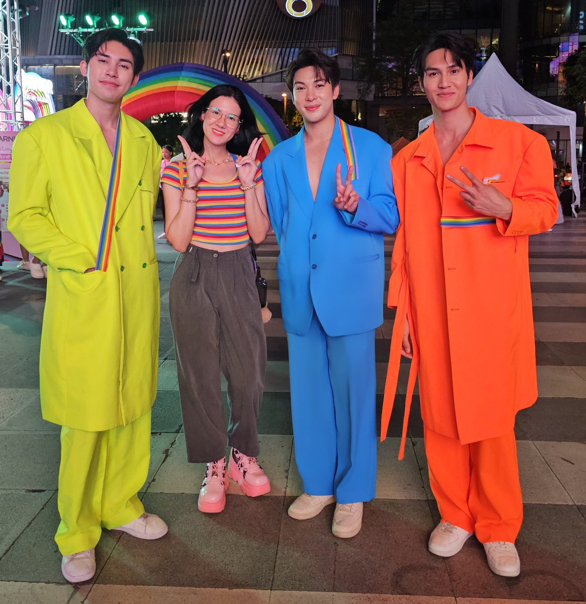 amandamaia____'s tweet photo. Agora sim as fotos bonitas, uns fofos ♥️ #FrameRyan #Ryanpanya #FrameRitchanon 
#Twinstheseries #bangkokpride https://t.co/WJxH7qPFK8