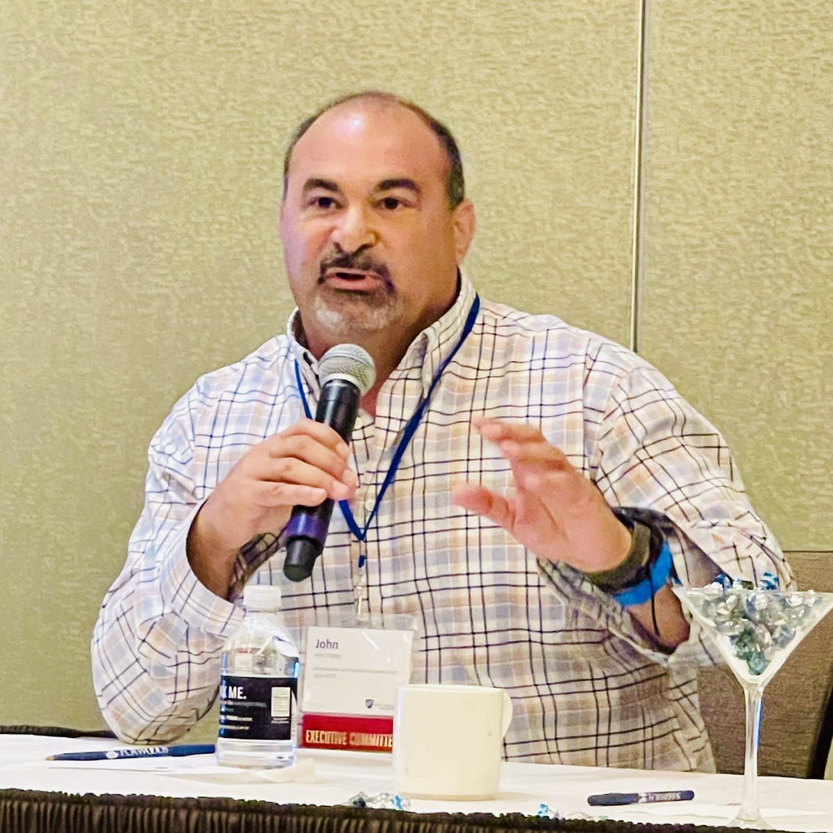 AFTCT's tweet photo. #AndRUnion prez @Ar4200J shares experience w/#AFTCT24 delegates building greater strength, signing up over 800 new members in last yr: "every week we share new hire data w/#union stewards &amp; never lose track of those who've not yet joined." #WritingOurOwnFuture @AFTUnion @AFT_PE https://t.co/KNTtcjXLPR