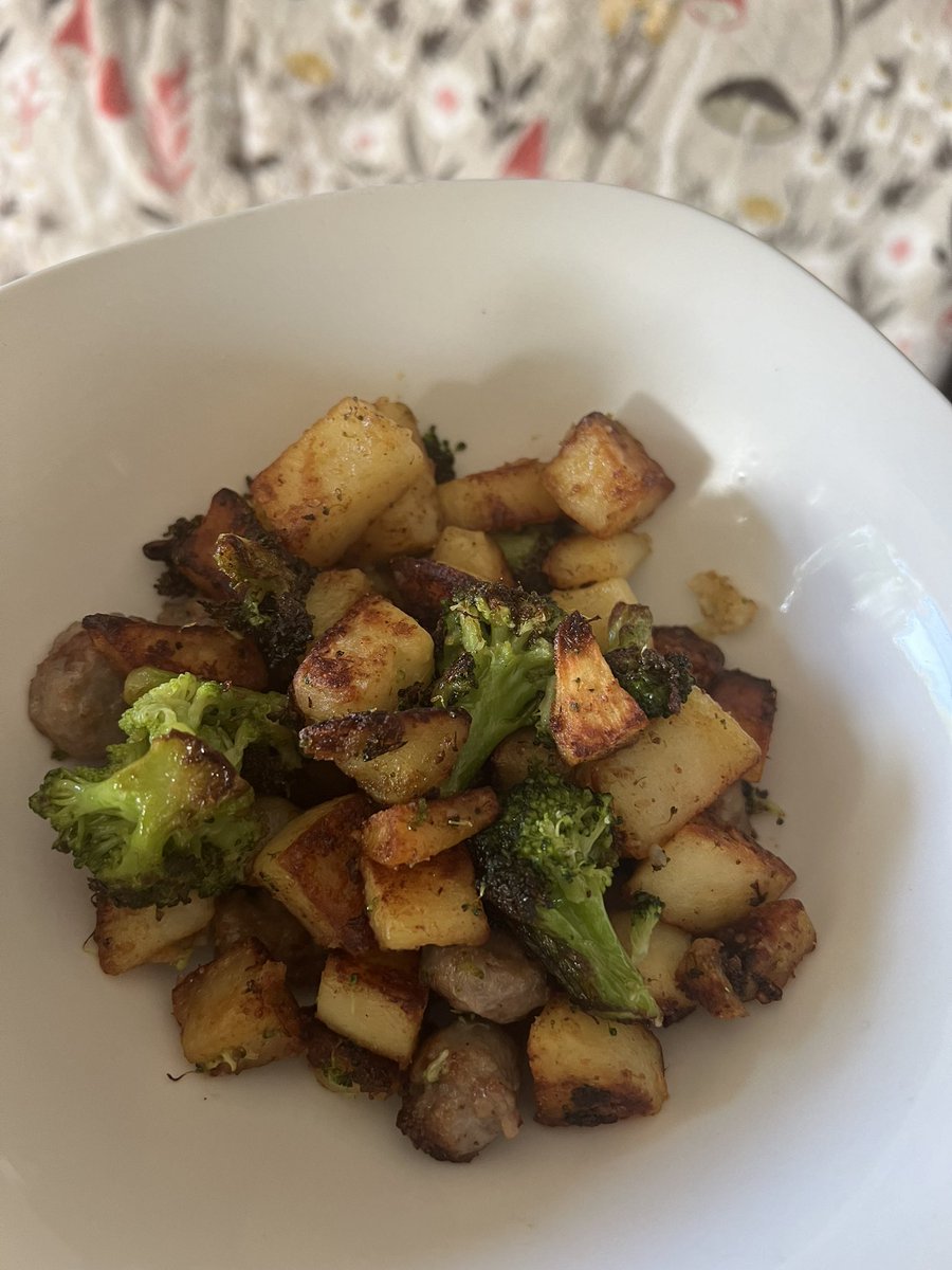 grneyedbillsfan's tweet photo. White sweet potatoes, sausage and broccoli! Breakfast of champions!! #FoodPorn #HomemadebyMe https://t.co/qSxp85f6oA