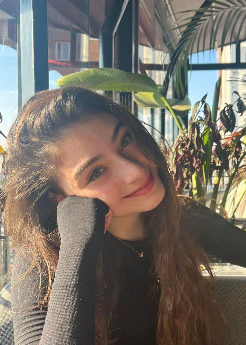 Badem gözlüm güzeller güzeli Abide’miz doğum günün kutlu olsun iyi ki doğdun.Yeni yaşını mumları üfleyerek kutlamana izin vermeyen herkes hesabını verecek. Annene, kardeşine, herkese bolca sarıl bugün #isiasortakdavamız #iyikidoğdunabidedağlı