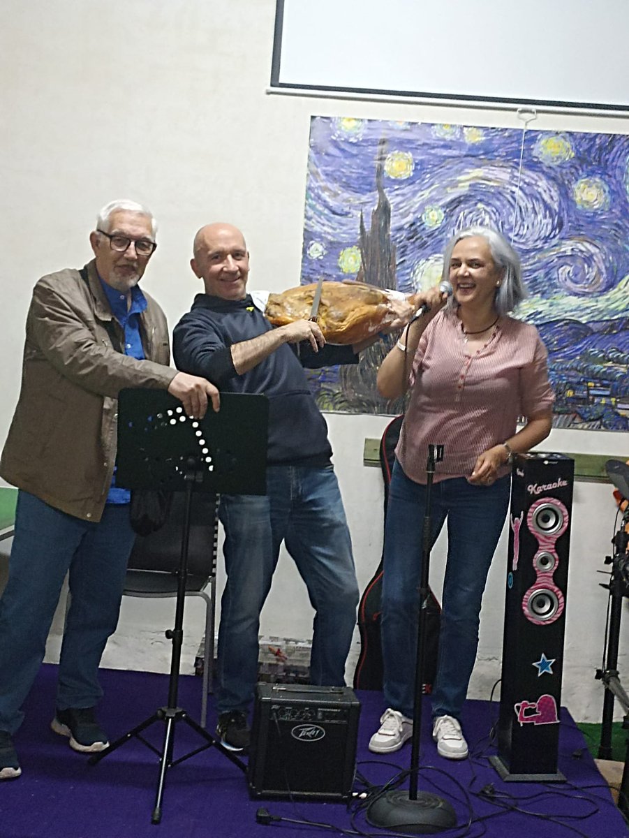 Onte á noite tivo lugar a entrega do premio do PRIMEIRO CERTANE DE MINICONTOS FERRADURA EN TRÁNSITO II a Roberto Fernández Álvarez, que foi quen venceu. Na foto aparece tamén a dona de Roberto, pr completar un trío o xamón como protgonista.