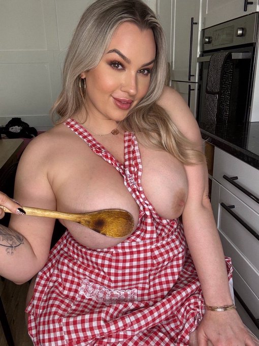 I&rsquo;m cooking up a naughty batch in here https://t.co/yAxVEaCYln