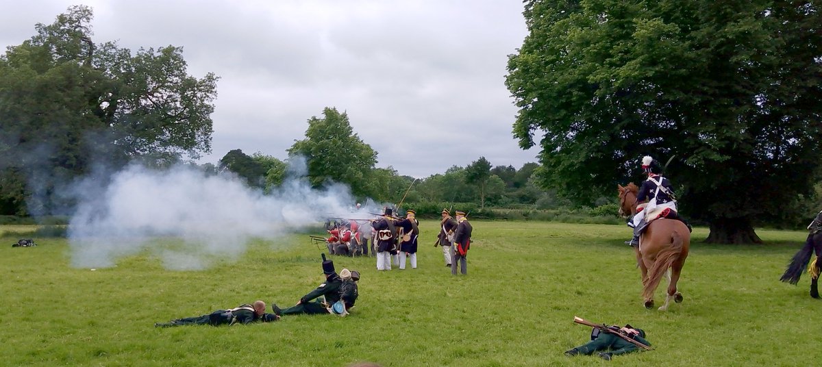 a fine skirmish by members of the Napoleonic Association at Chiltern Open Air Museum @ChilternOAM On again tomorrow