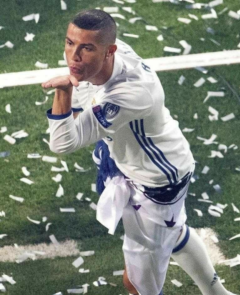 🗣️ Gareth Bale: "O melhor jogador de todos os tempos da Champions League? Só existe uma conversa entre Messi e Cristiano Ronaldo. E eu sempre permanecerei leal. É Cristiano Ronaldo.”